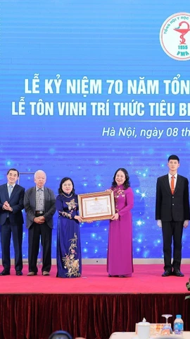 Phó Chủ tịch nước Võ Thị Ánh Xuân trao Huân chương Lao động hạng Nhất của Chủ tịch nước tặng Tổng hội Y học Việt Nam. (Ảnh: Lê Đông/TTXVN)