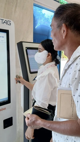 Hướng dẫn người dân đăng ký khám, chữa bệnh và thanh toán viện phí qua căn cước công dân gắn chíp. (Ảnh: Mỹ Hà/TTXVN) 