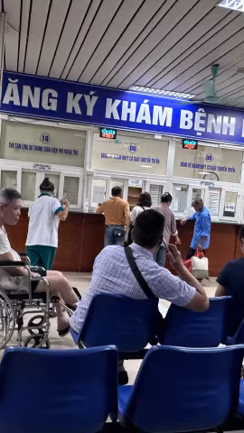 Người dân làm thủ tục khám chữa bệnh bảo hiểm y tế. (Ảnh: PV/Vietnam+)