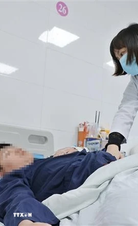 Điều trị cho bệnh nhi mắc sốt xuất huyết tại Bệnh viện Thanh Nhàn. (Ảnh: Minh Quyết/TTXVN)