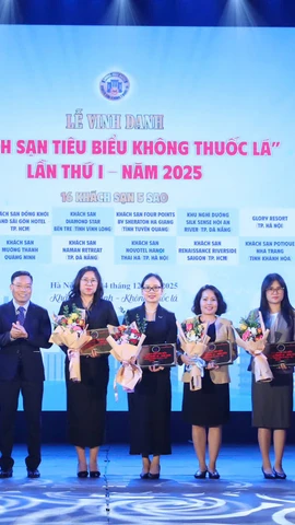 Ban Tổ chức trao giải cho các khách sạn 5 sao. (Ảnh: PV/Vietnam+)