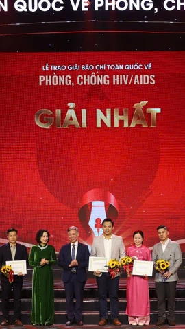 Các tác giả và nhân vật đoạt giải Nhất. (Ảnh: PV/vietnam+)