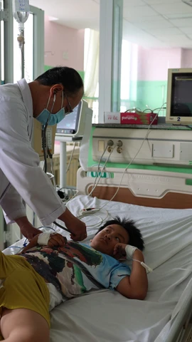 Bác sĩ Khoa Nhi, Bệnh viện Đa khoa Bà Rịa thăm khám cho bệnh nhân ngộ độc thực phẩm nghi do ăn bánh mỳ. (Ảnh: Hoàng Nhị/TTXVN)