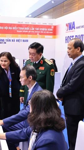 Đại tướng Nguyễn Trọng Nghĩa thăm khu vực tác nghiệp TTXVN