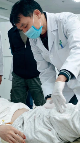 Các bác sỹ Bệnh viện Hữu nghị Việt Đức kiểm tra tình trạng cho các bệnh nhân. (Ảnh: PV/Vietnam+)