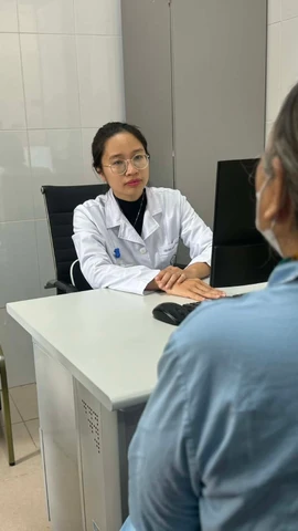 Bác sỹ Viện Sức khỏe Tâm thần theo dõi sức khỏe cho một bệnh nhân trong tình trạng sa sút trí tuệ. (Ảnh: PV/Vietnam+)