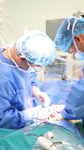 Các bác sỹ thực hiện ca ghép tạng cho bệnh nhân. (Ảnh: PV/Vietnam+)