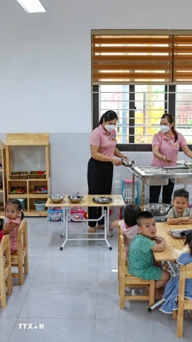 Công tác bán trú và bữa ăn đảm bảo dinh dưỡng, an toàn thực phẩm được đặc biệt chú trọng. (Ảnh: Thanh Tùng/TTXVN)