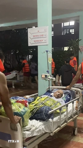 Công an Huế hỗ trợ bệnh nhân Bệnh viện Trung ương Huế. (Ảnh: TTXVN phát)