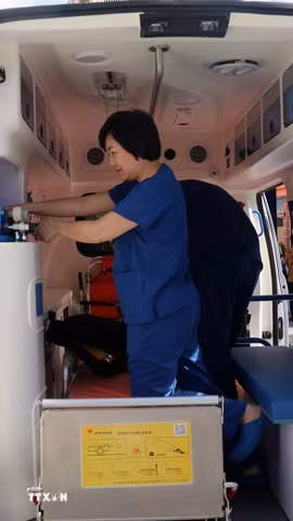 Trong dịp nghỉ lễ 30/4 và 1/5 năm 2026, mặc dù khối lượng công việc tăng cao, đội ngũ cán bộ, nhân viên y tế tại tất cả các cơ sở khám, chữa bệnh đã thường trực 4 cấp đầy đủ. (Ảnh: TTXVN)
