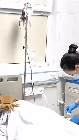 Nhân viên y tế theo dõi sức khỏe cho bệnh nhân xơ gan. (Ảnh: PV/Vietnam+)