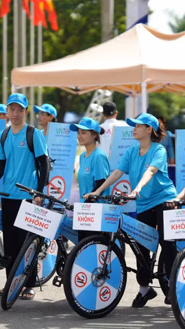Các xe đạp tuyên truyền lưu động lan tỏa thông điệp môi trường du lịch văn minh, không khói thuốc. (Ảnh: Mai Trang/TTXVN)