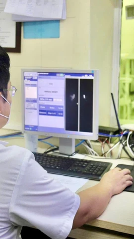 Bác sỹ theo dõi, điều trị cho bệnh nhân ung thư tại Bệnh viện K. (Ảnh: PV/Vietnam+)