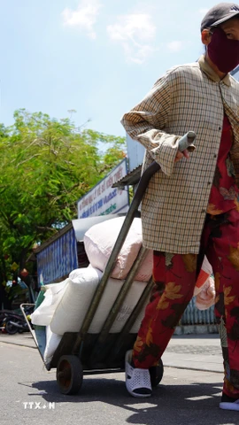 Người dân mưu sinh giữa nắng nóng. (Ảnh: TTXVN/Vietnam+)
