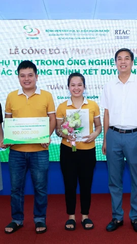 Anh Nho và chị Ngọ phấn khởi khi là một trong 10 gia đình may mắn nhận được gói hỗ trợ miễn phí 100% chi phí thực hiện IVF năm 2024. (Ảnh: PV/Vietnam+)