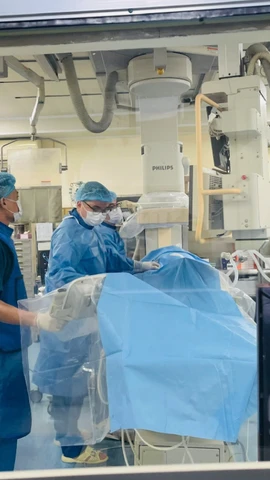 Không khí làm việc trong dịp Tết tại Khoa Hồi sức vẫn luôn hối hả, liên tục. (Ảnh: PV/Vietnam+)