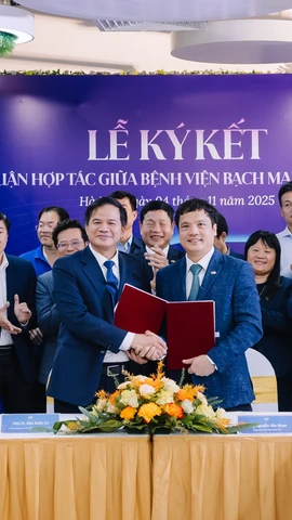 Đại diện hai bên ký kết hợp tác. (Ảnh: PV/Vietnam+)