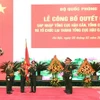 Bộ trưởng Phan Văn Giang trao Quân kỳ Quyết thắng tặng Tổng cục Hậu cần-Kỹ thuật. (Nguồn: Báo Quân đội Nhân dân)