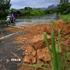 Đất đá sạt xuống đường gây nguy hiểm cho người và phương tiện khi lưu thông trên tuyến đường tỉnh 433 từ phường Hòa Bình đi xã Đà Bắc. (Ảnh: Trọng Đạt/TTXVN)