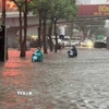 Phố Đào Tấn ngập sâu, ảnh hưởng đến lưu thông của người dân Thủ đô. (Ảnh: Quốc Khánh/TTXVN)