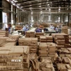 Sản xuất đồ gỗ xuất khẩu. (Ảnh: Vũ Sinh/TTXVN)