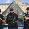 Cảnh sát gác tại Bảo tàng Louvre ở Paris, Pháp. (Ảnh: AFP/TTXVN)