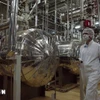 Nhân viên kỹ thuật làm việc bên trong cơ sở hạt nhân Isfahan, nằm cách thủ đô Tehran khoảng 420km về phía Nam. (Ảnh: AP/TTXVN)