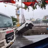Xe ô tô được giải cứu khỏi "hố tử thần." (Ảnh: Quốc Dũng/TTXVN)