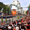 Các khối diễu binh, diễu hành đi qua Cửa Nam trong sự chào đón nồng hậu của nhân dân. (Ảnh: Thanh Tùng/TTXVN)