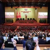 Các đại biểu biểu quyết thông qua Nghị quyết Đại hội XIV của Đảng. (Ảnh: TTXVN)