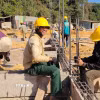Công nhân tích cực thi công tại điểm trường xã Ia Púch, tỉnh Gia Lai. (Ảnh: Hoài Nam/TTXVN)