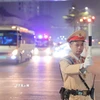 Lực lượng chức năng điều tiết giao thông tại nút giao Kim Mã-Liễu Giai. (Ảnh: TTXVN)