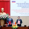 Đại tướng Lương Tam Quang, Bộ trưởng Bộ Công an và Đại tướng Zolotov Viktor, Giám đốc Cơ quan Vệ binh quốc gia Liên bang Nga ký kết Chương trình hành động chung giữa Bộ Công an Việt Nam và Cơ quan Vệ binh quốc gia Liên bang Nga giai đoạn 2026-2028. (Ảnh: Phạm Kiên/TTXVN)