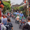 Khách du lịch tham quan tại Hội An (Đà Nẵng). (Ảnh: Thanh Tùng/TTXVN)