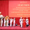 Đại tướng Lương Tam Quang, Bộ trưởng Bộ Công an trao Huân chương Quân công hạng Ba tặng Cục Kế hoạch và Tài chính. (Ảnh: Phạm Kiên/TTXVN)