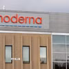 Biểu tượng của Moderna tại trụ sở ở Norwood, Massachusetts, Mỹ. (Ảnh: AFP/TTXVN)