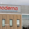 Biểu tượng của Moderna tại trụ sở ở Norwood, Massachusetts, Mỹ. (Ảnh: AFP/TTXVN)