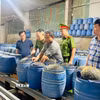 Lực lượng chức năng kiểm tra cơ sở sản xuất giá đỗ bằng hóa chất độc. (Ảnh TTXVN phát)