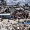 Người dân Palestine xếp hàng chờ lấy nước sinh hoạt tại trại tị nạn ở Dải Gaza ngày 10/4/2025. (Ảnh: THX/TTXVN)