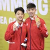 Kình ngư Nguyễn Huy Hoàng cùng Mai Trần Tuấn Anh trên bục nhận huy chương. (Ảnh: TTXVN phát)