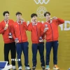 Nguyễn Viết Tường, Nguyễn Huy Hoàng, Trần Văn Nguyễn Quốc, Trần Hưng Nguyên giành HCV nội dung bơi 4x200m tự do nam. (Ảnh: Minh Quyết/TTXVN)