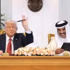 Tổng thống Mỹ Donald Trump và Quốc vương Qatar Sheikh Tamim bin Hamad Al-Thani trong lễ ký kết tại Doha vào ngày 14/5. (Nguồn: Getty Images)
