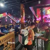 Lực lượng chức năng kiểm tra quán bar Monaco trên địa bàn phường Buôn Ma Thuột, tỉnh Đắk Lắk. (Ảnh: TTXVN phát)