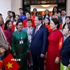 Chủ tịch Quốc hội Trần Thanh Mẫn và Phu nhân gặp gỡ đại diện cộng đồng người Việt Nam ở Malaysia. (Ảnh: Doãn Tấn/TTXVN)
