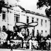 Ngày 19/8/1945, sau cuộc mít tinh tại Quảng trường Nhà hát Lớn, quần chúng nhân dân Thủ đô đã đánh chiếm Bắc Bộ phủ, cơ quan đầu não của chính quyền tay sai Pháp ở Bắc Bộ. (Ảnh: Tư liệu TTXVN)