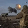 Hình ảnh binh sỹ Ukraine bắn lựu pháo trong cuộc xung đột với Nga. (Ảnh: Reuters/TTXVN)
