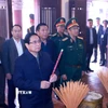 Thủ tướng Phạm Minh Chính dâng hương tại Khu lưu niệm Thủ tướng Phạm Văn Đồng (xã Đức Tân, huyện Mộ Đức). (Ảnh: Dương Giang/TTXVN)