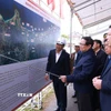 Thủ tướng Phạm Minh Chính kiểm tra tình hình thực hiện dự án đường ven biển Dung Quất-Sa Huỳnh. (Ảnh: Dương Giang/TTXVN)