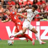 Thụy Sĩ (áo đỏ) và Canada cùng giành vé vào vòng knock-out World Cup 2026. (Ảnh: AFP/TTXVN)