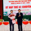 Ông Nguyễn Hoài Anh, Bí thư Tỉnh ủy, Chủ tịch HĐND tỉnh, tặng hoa chúc mừng ông Đỗ Hữu Huy được bầu giữ chức Chủ tịch UBND tỉnh Bình Thuận. (Ảnh: Nguyễn Thanh/TTXVN)